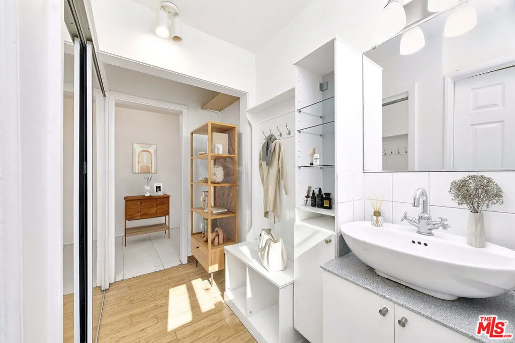 425 S Kenmore Avenue 104, Los Angeles, California 90020 home-pic-12